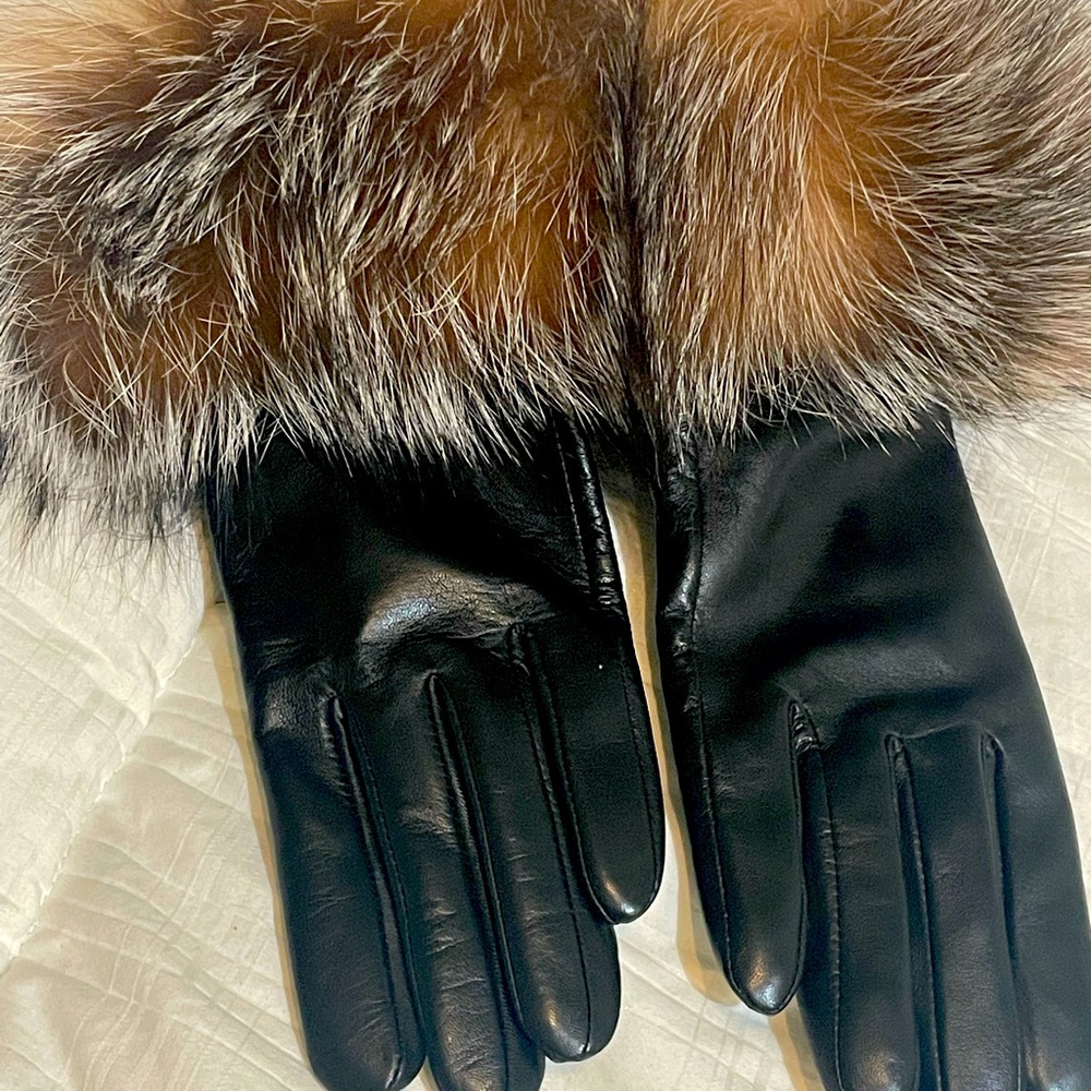 BRAND NEW💛💛💛💛. Black genuine leather gloves with Crystal fox fur